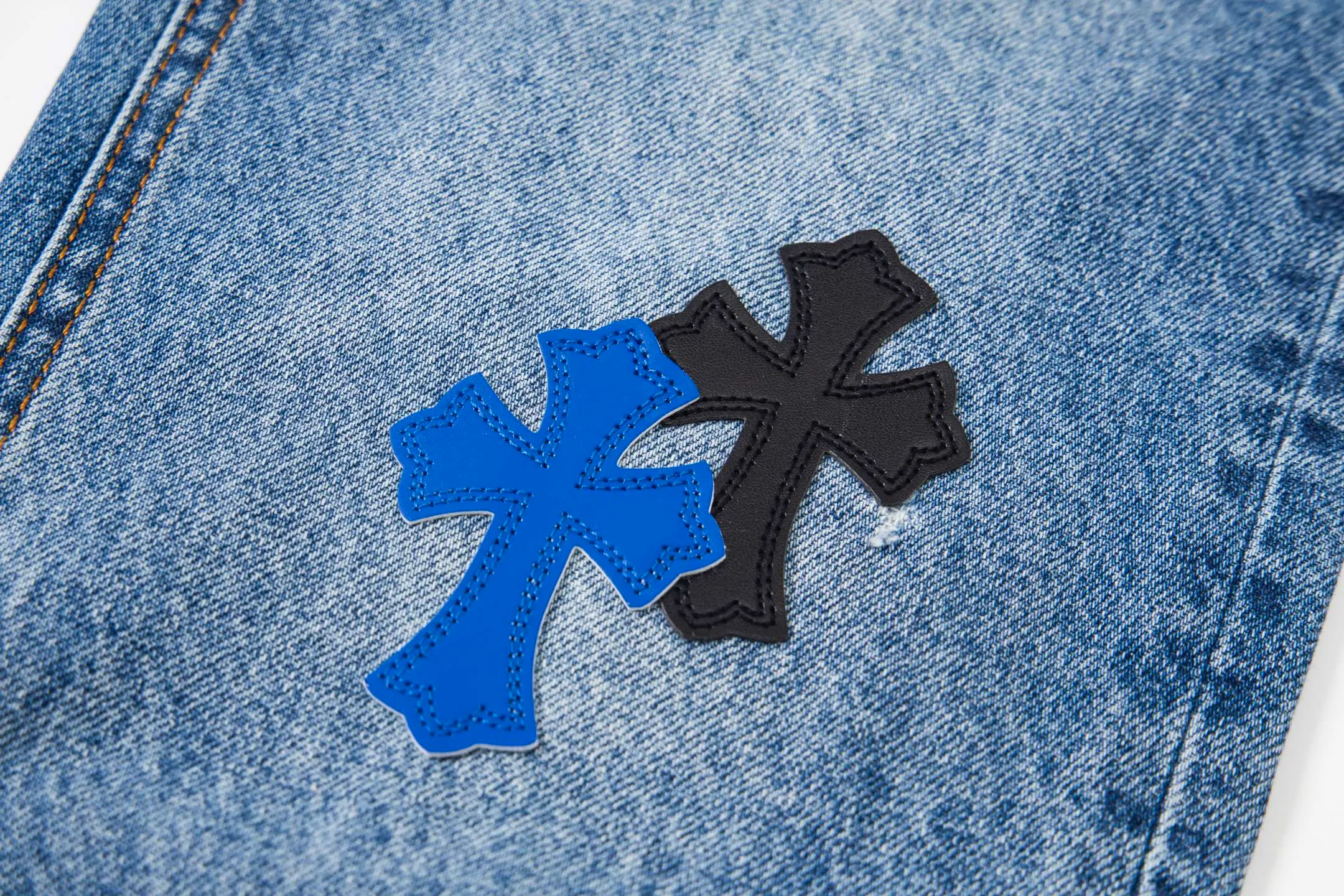 P260 Chrome Hearts Blue Pants Black White Blue Multi-Leather Jeans Top Version Chrome Hearts Jeans with Leather Jeans It is well known that chromehearts jeans use vintage Levis jeans as the base plate for creation. They usually add their own unique silver buckles and silver ornaments, plus leather embellishments. This is what doubles the value of these vintage jeans, because the base plate is Vintage jeans, jeans themselves have become very soft and comfortable after years of baptism, which can be distinguished from ordinary jeans. Regarding the size, you should also refer to the pants data. Style number: 1735# Size: 28 30 32 34 36